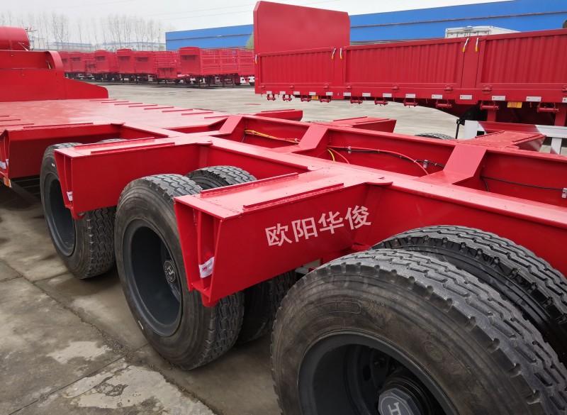 13米3軸低平板半掛車帶爬梯