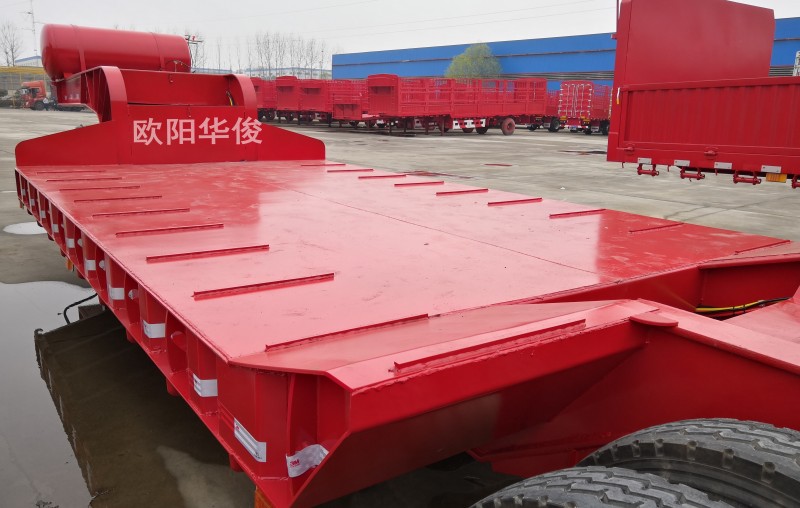 13米3軸低平板半掛車帶爬梯