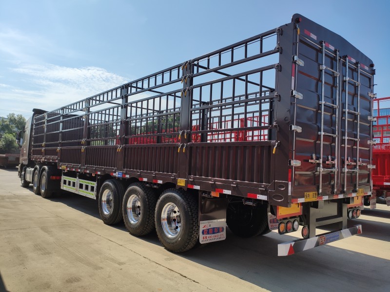 流沙棕倉欄半掛車